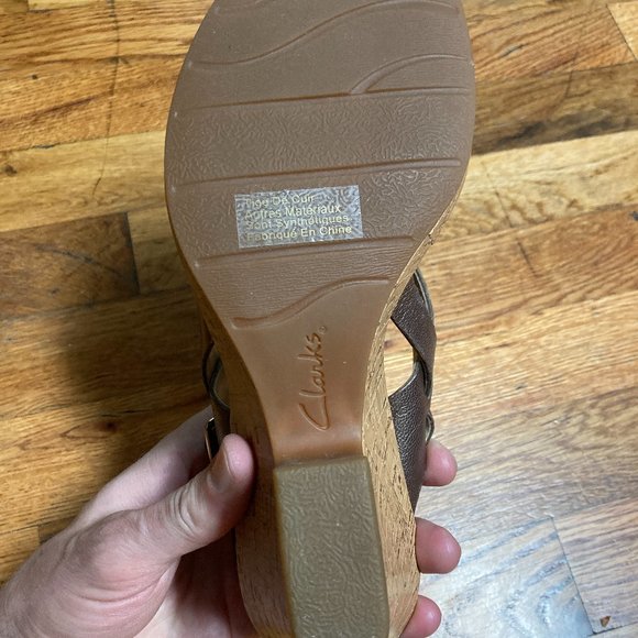 Clarks Gold Sandals Size 9 /12 Like New - Picture 3 of 7